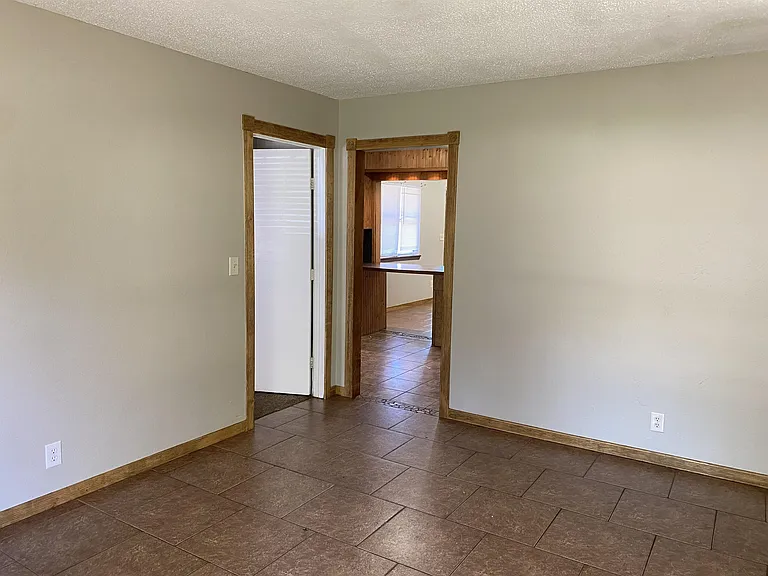 429 E Hillcrest Ln — Photo 4