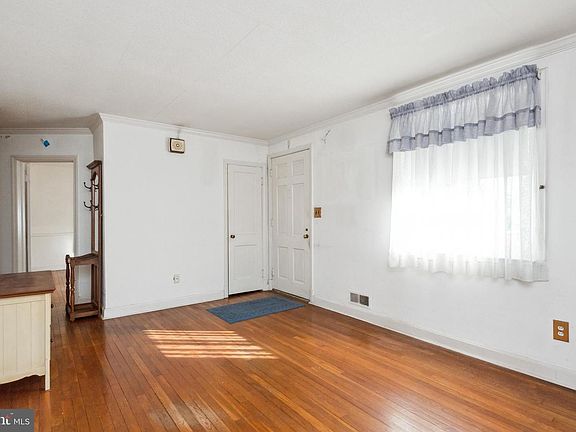 5th image of 5904 Winthrope Ave