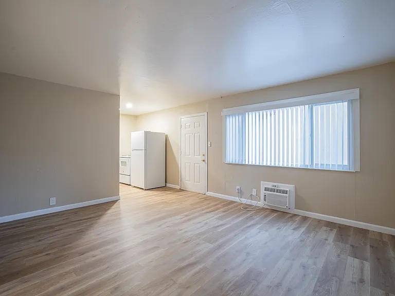 Oakridge Apartments — Photo 4