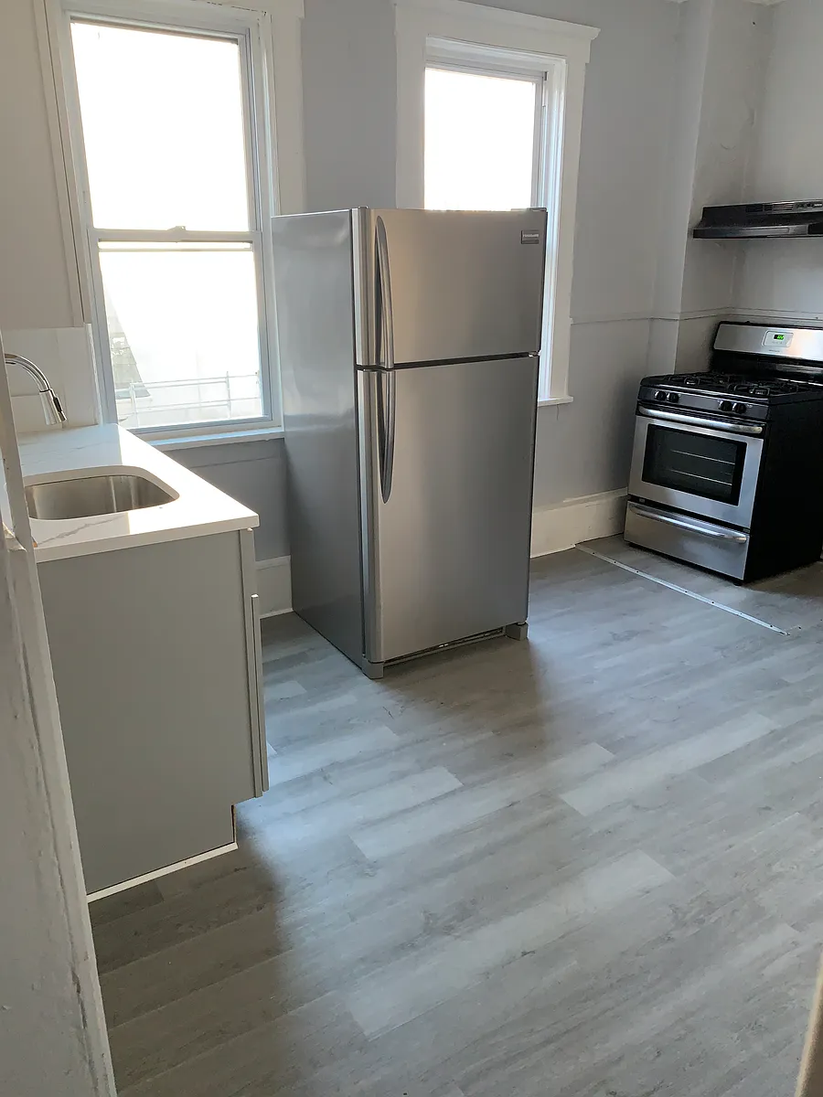 Building Photo - 18 Vreeland Ave #5