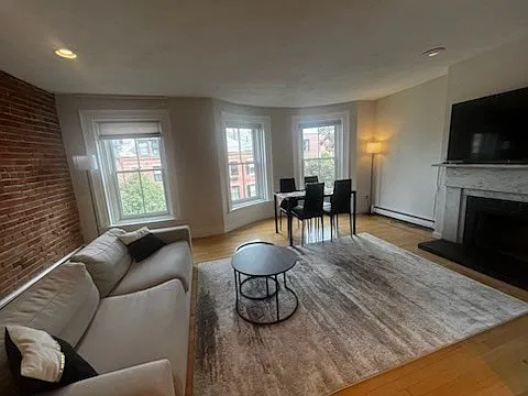 1 bed, 1.0 bath, 647 sqft, $3,700 — Photo 2