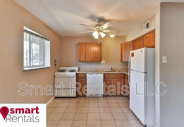 467 S Holmes Ave #B — Photo 2