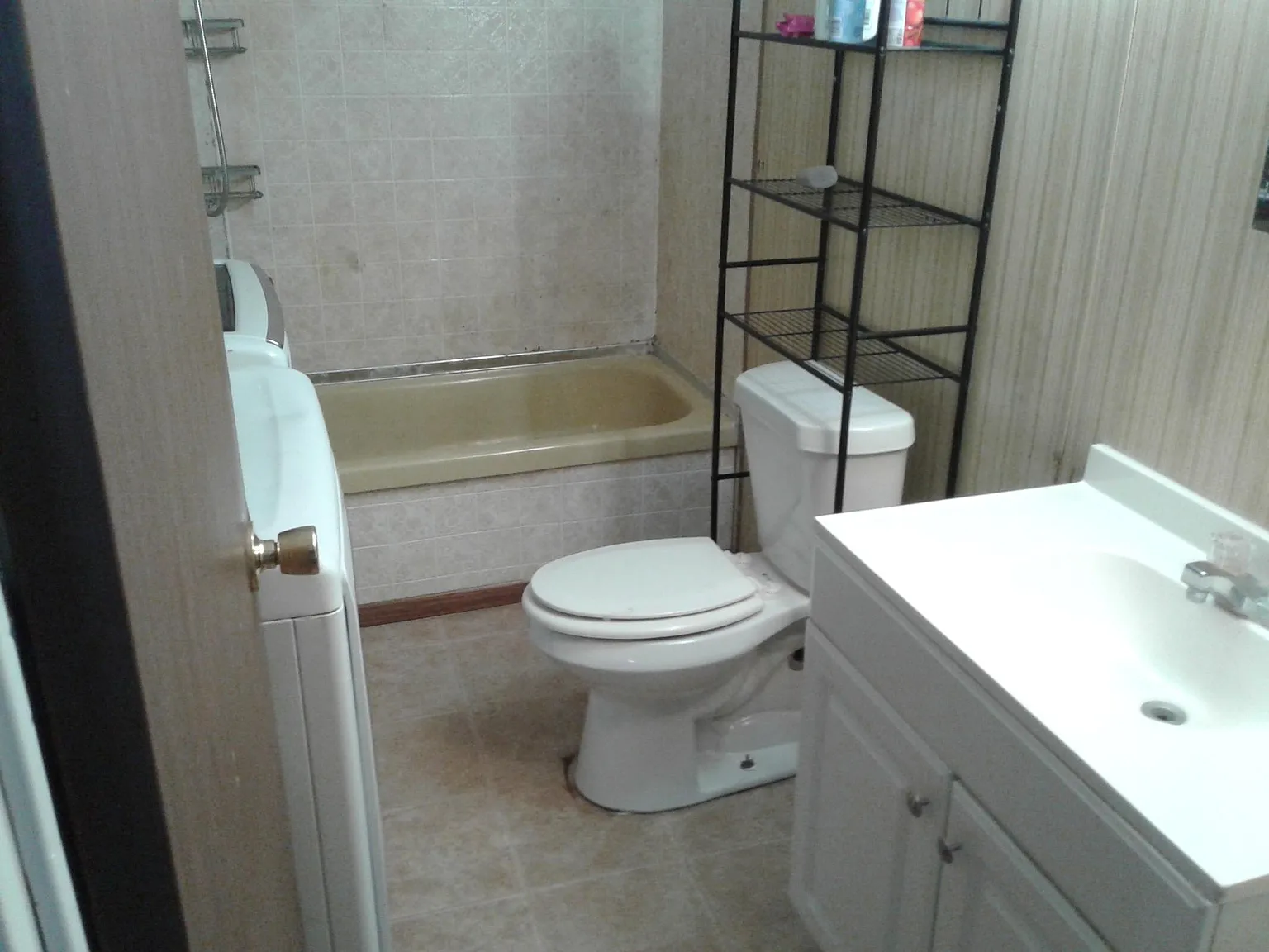 2 bed, 1.5 bath, 896 sqft, $1,045 — Photo 1