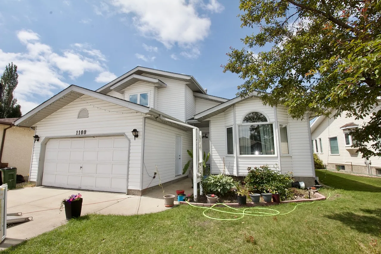 5 Bed 3.5 Bath Home For Rent Twin Brooks Edmonton — Photo 1