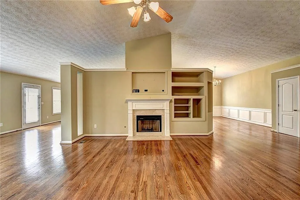 3 bed, 2.0 bath, 2430 sqft, $2,150 — Photo 3