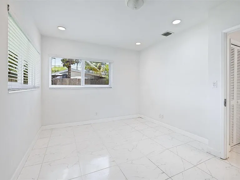 2440 SW 16th St — Photo 8