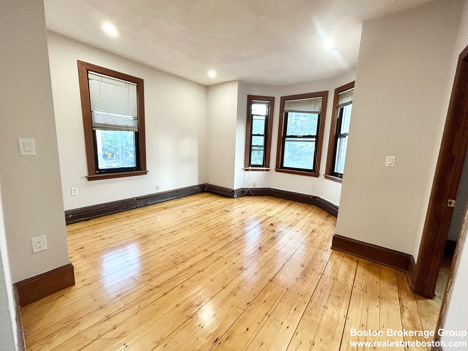 3 bed, $4,800 — Photo 2