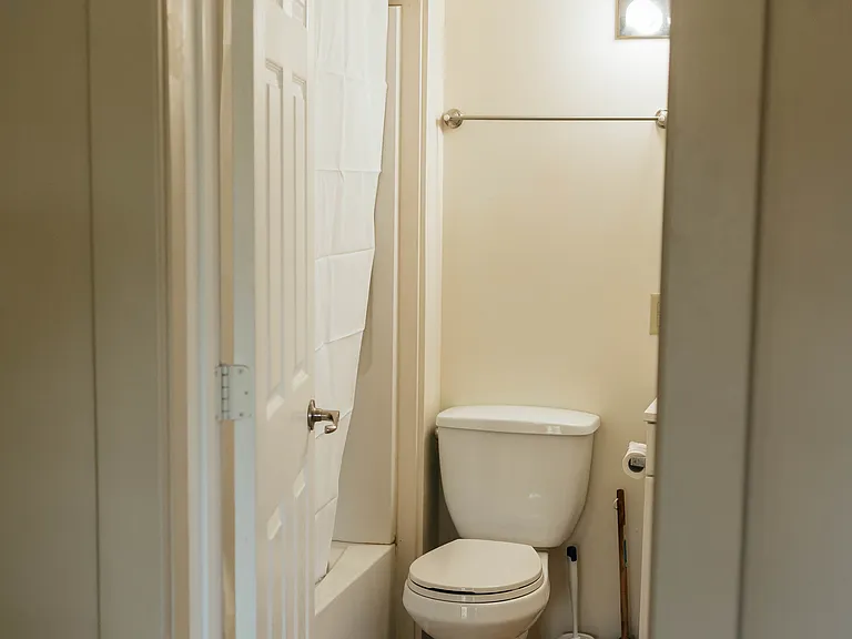 105 E 3rd St #3 — Photo 26