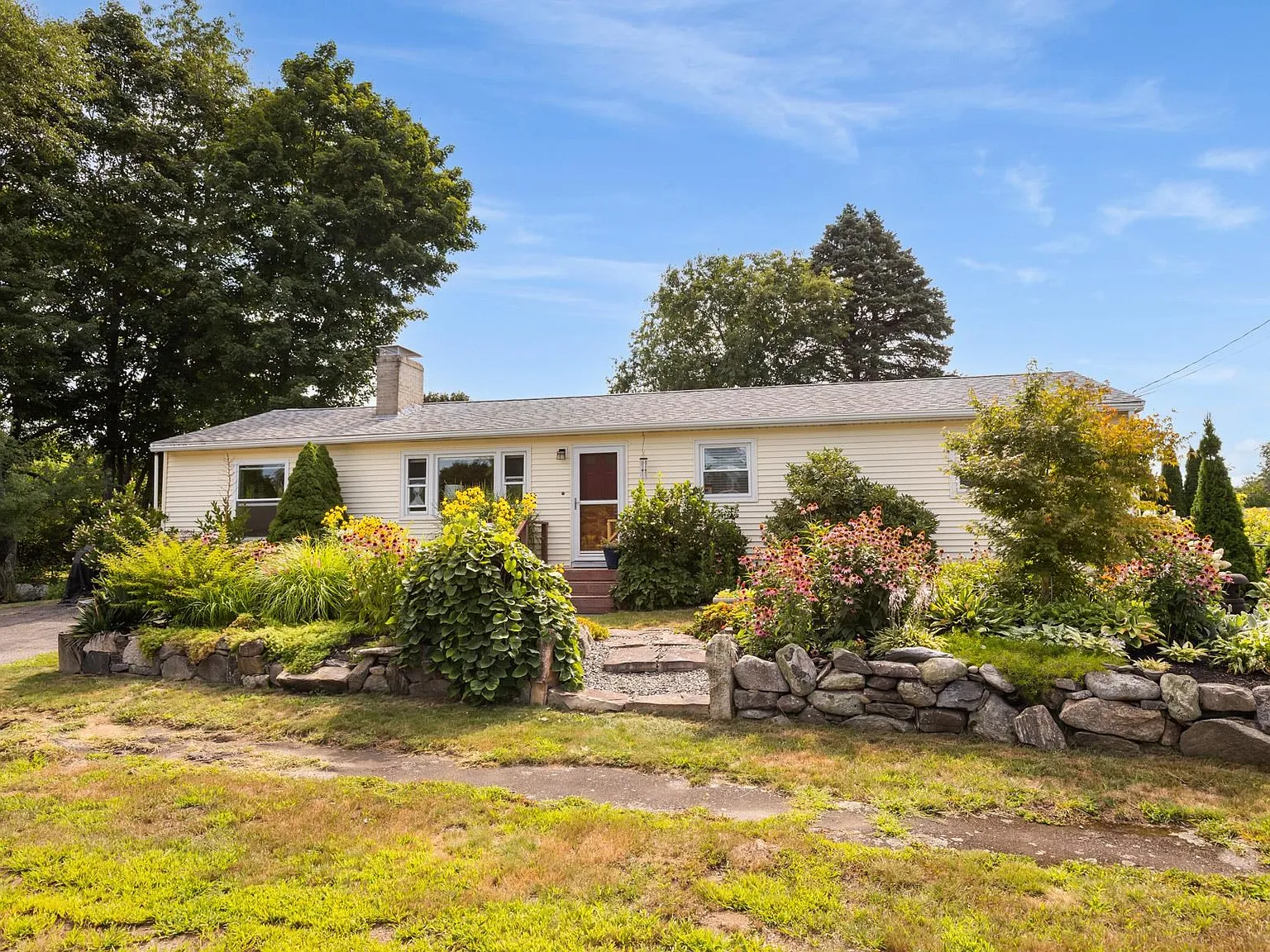 4 bed, 2.0 bath, 1500 sqft, $4,000 — Photo 3
