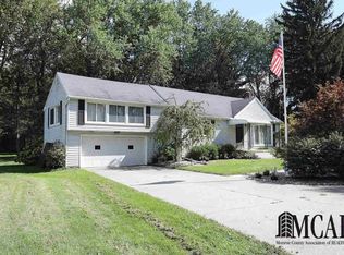 7586 Douglas Rd, Lambertville, MI 48144