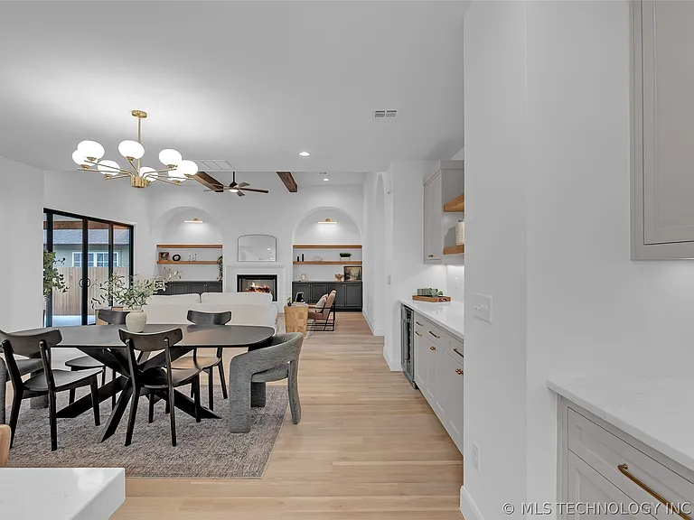 515 W El Paso St — Photo 36