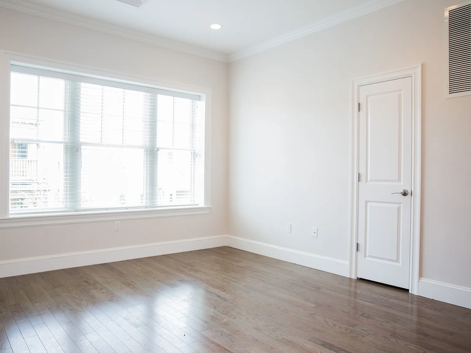 3 bed, 1200 sqft, $4,300 — Photo 4