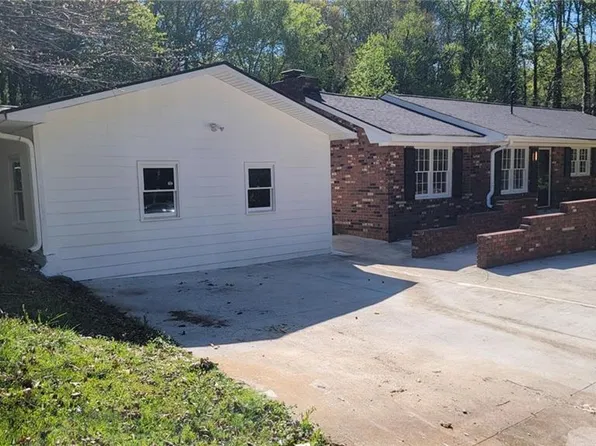 5686 Woodland Dr, Acworth, GA 30102