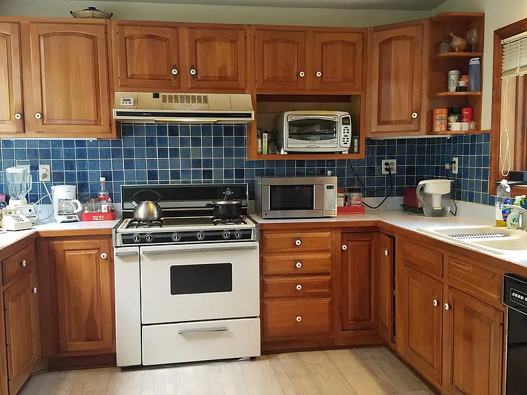 29 Robins Ln — Photo 3