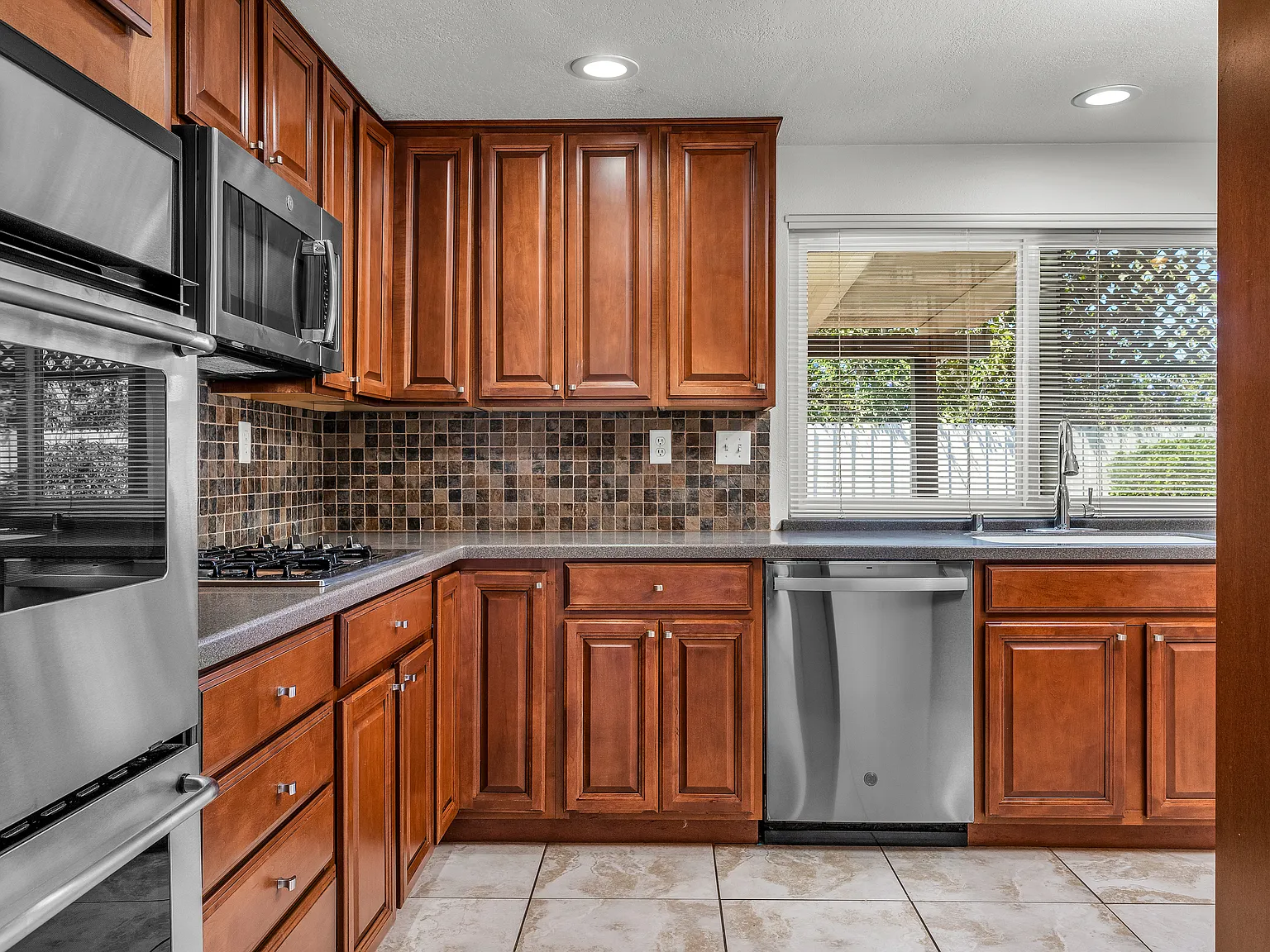3 bed, 1712 sqft, $4,900 — Photo 4