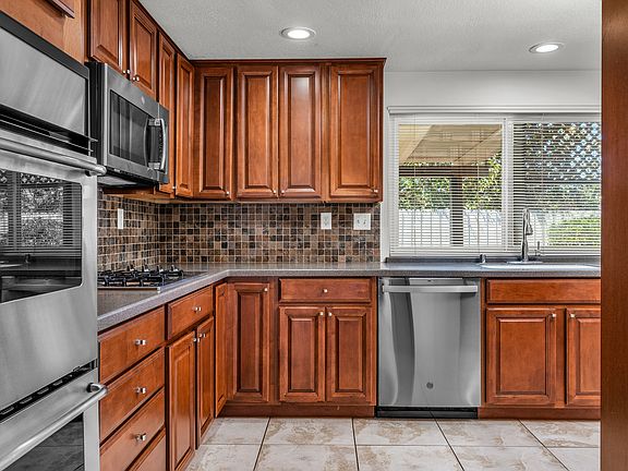 4th image of 418 Ramble Ridge Dr