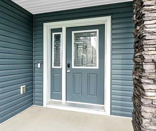 2nd image of 127 W Hamptons Cres SE