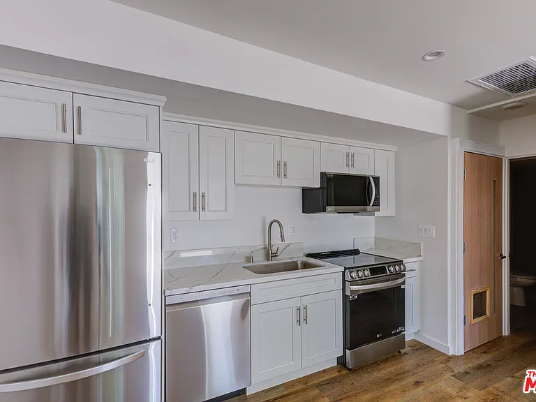 11906 Rochester Ave — Photo 5