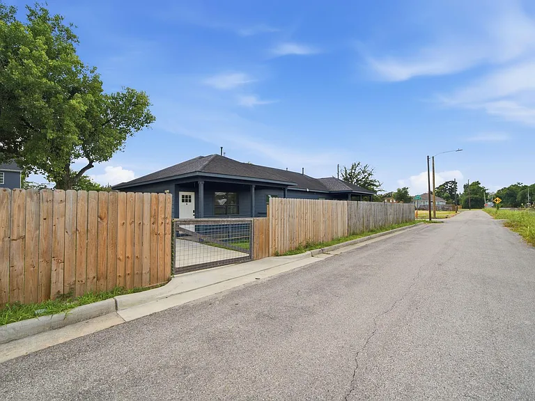 603 Edgewood St #B — Photo 2