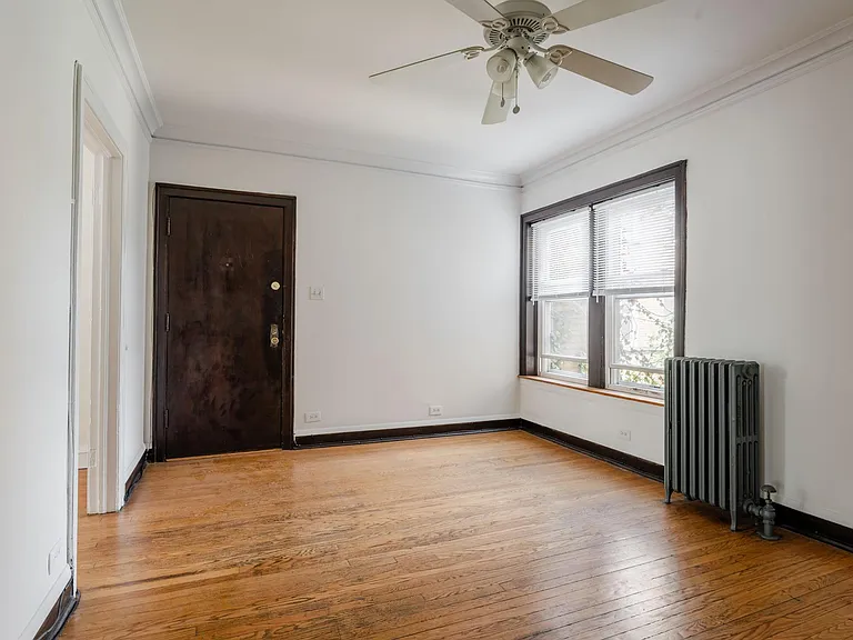 2561 W Montrose Ave — Photo 3