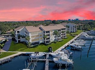 844 Oak Harbour Dr Unit 844 With Dock C1 AND LIFT, Juno Beach, FL 33408
