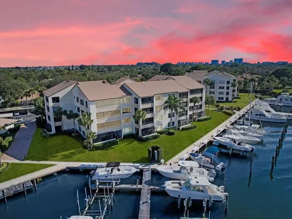 844 Oak Harbour Dr Unit 844 With Dock  C1 And Lift, Juno Beach, FL 33408