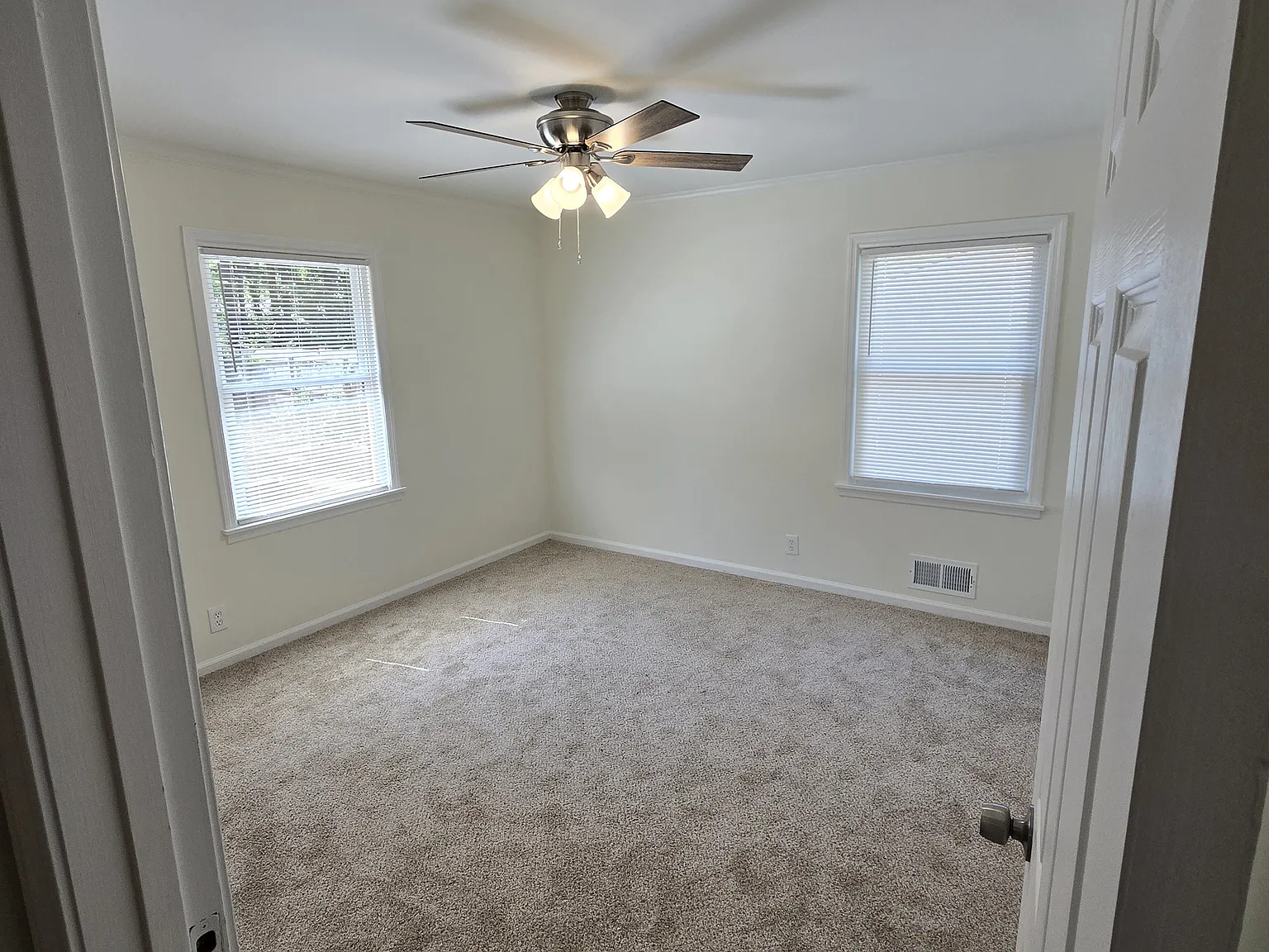 3 bed, 1.5 bath, 1050 sqft, $1,800 — Photo 4