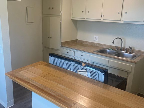 3rd image of 2606 S Rosewood Ave #A-d