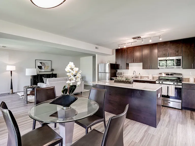Charter Oak Apartments — Photo 1