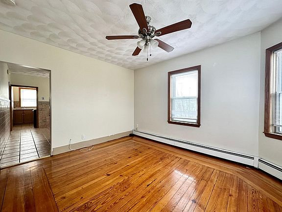 3rd image of 196 Laurens St #2