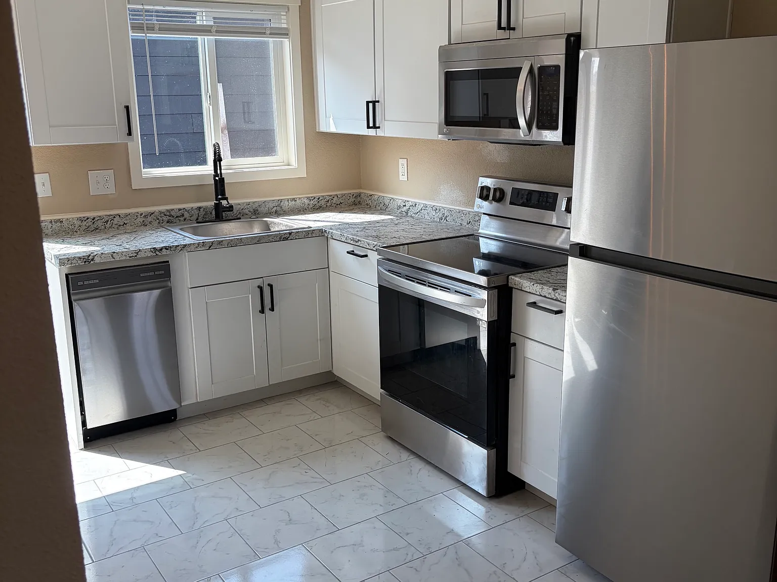 2 bed, 1.5 bath, 900 sqft, $1,895 — Photo 3