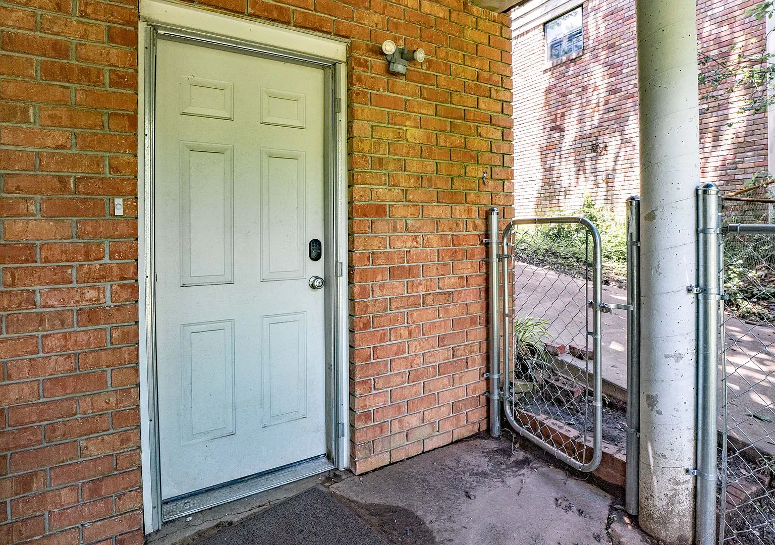 1101 Biscayne Dr — Photo 2