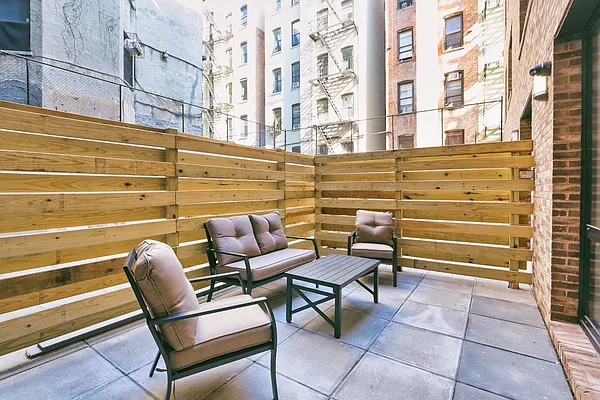 Rented by REZI | media 33