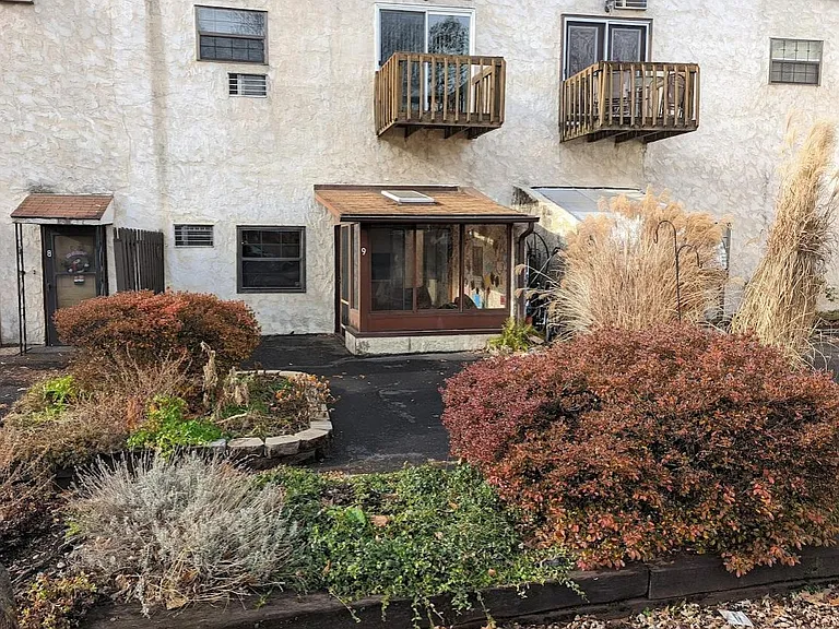 240 Harris St #C9 — Photo 1