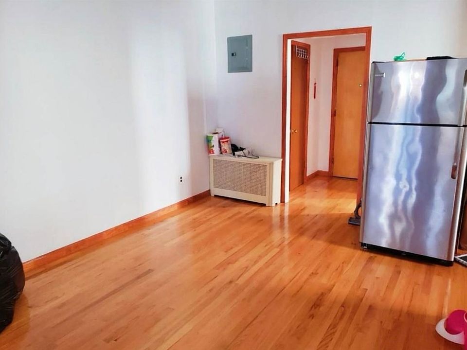 2nd image of 189 Bay 22nd St #2R