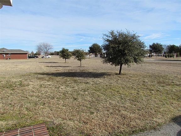 5th image of 704 Arapaho Dr