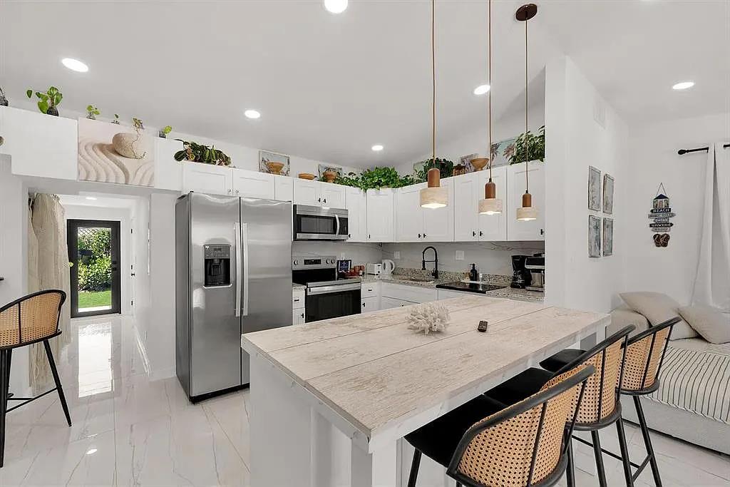 3 bed, 1225 sqft, $3,800 — Photo 2