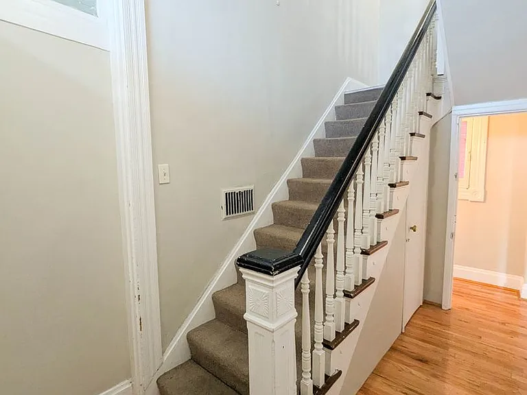 2322 Stratford Apts — Photo 3