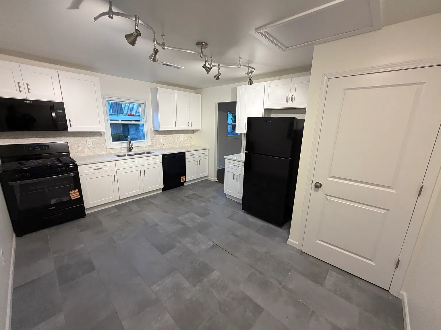 3 bed, 875 sqft, $2,195 — Photo 1