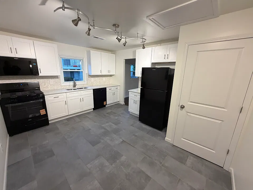 24 W 71st Pl