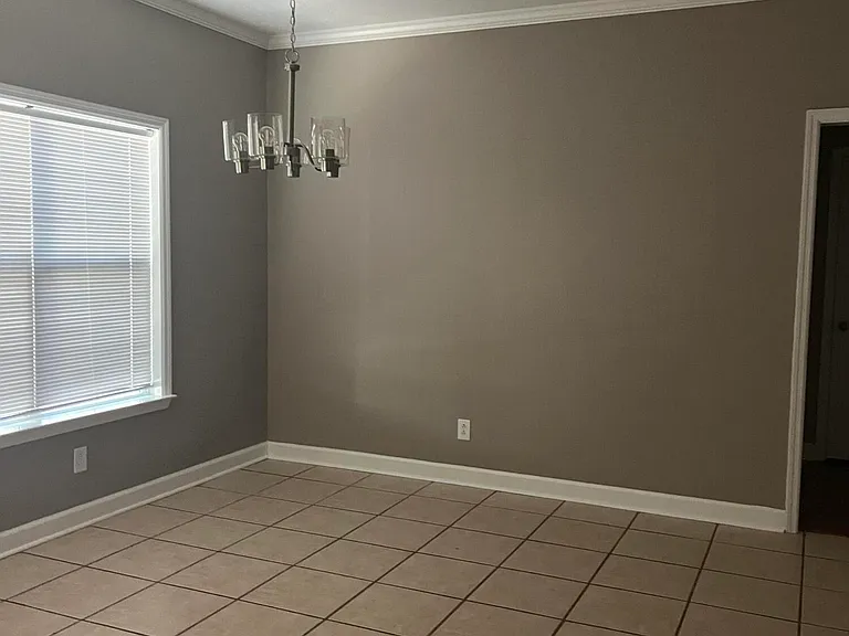 110 Stratford Ln — Photo 7