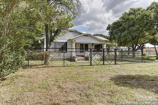 2 bed, 1.0 bath, 1256 sqft, $6,000 — Photo 3