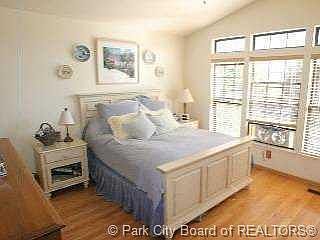 5th image of 8031 N Meadowview Dr