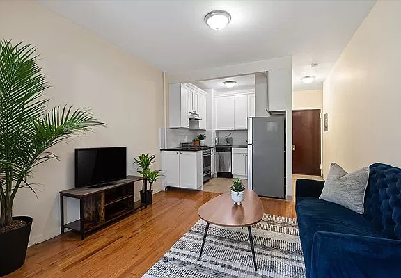 4th image of 462 6th St APT 2A