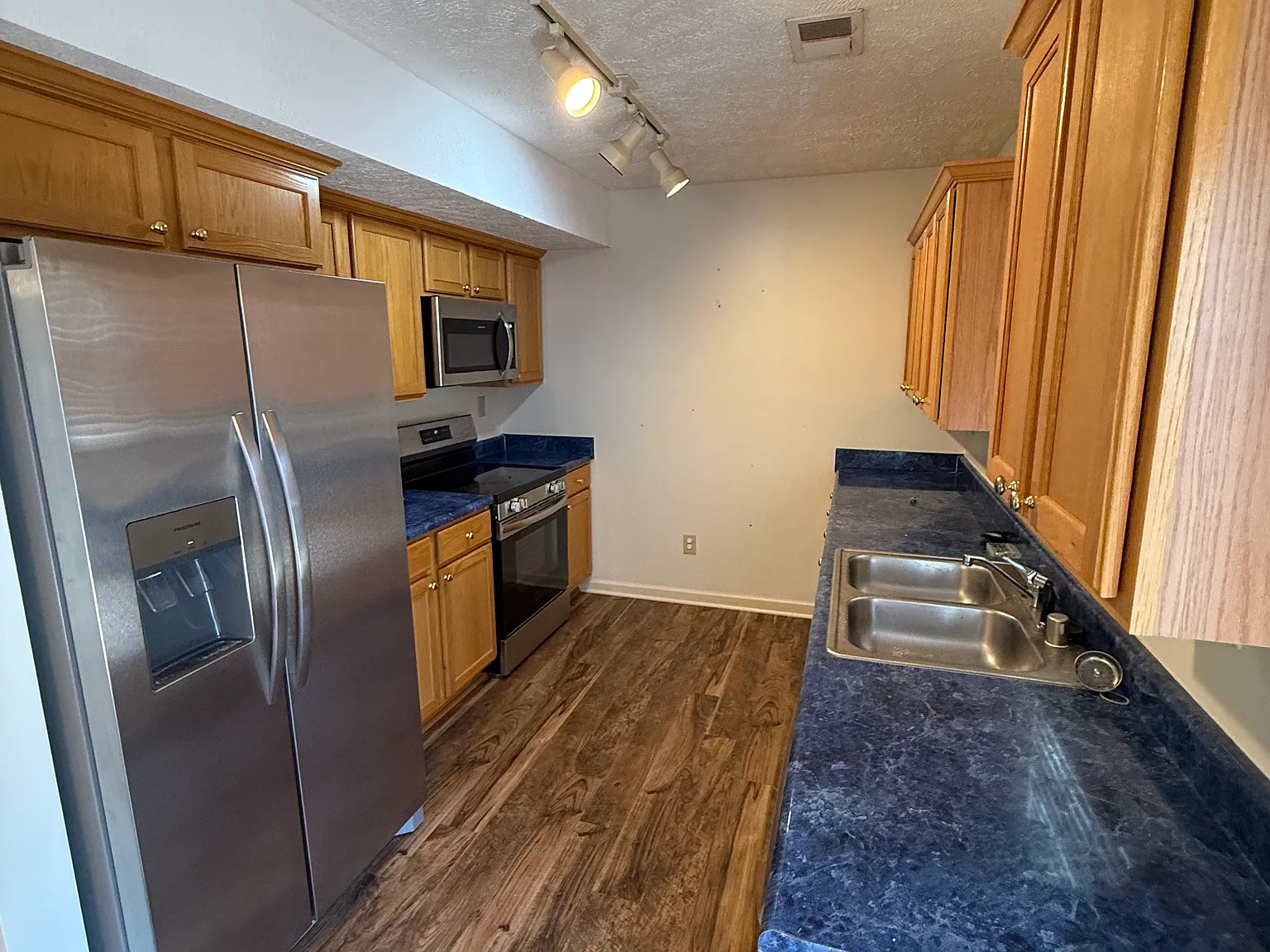 3 bed, 2.5 bath, 1625 sqft, $2,000 — Photo 4