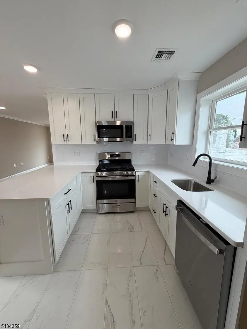 3 bed, 2.0 bath, $2,800 — Photo 4