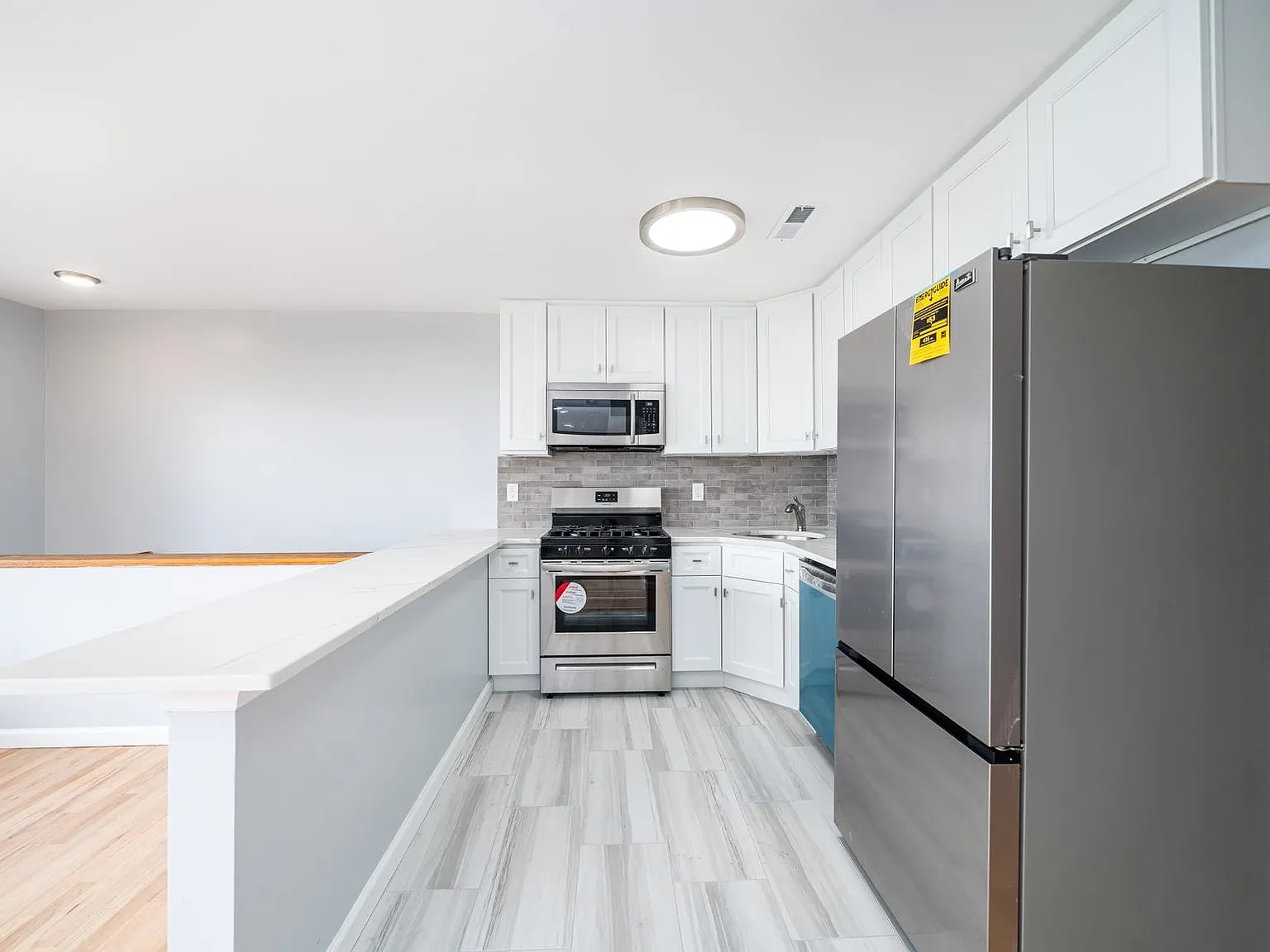 3 bed, 2.0 bath, 1800 sqft, $5,500 — Photo 2