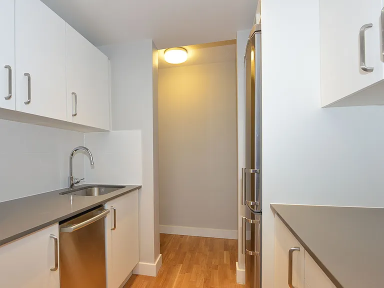 230 Oak St — Photo 5