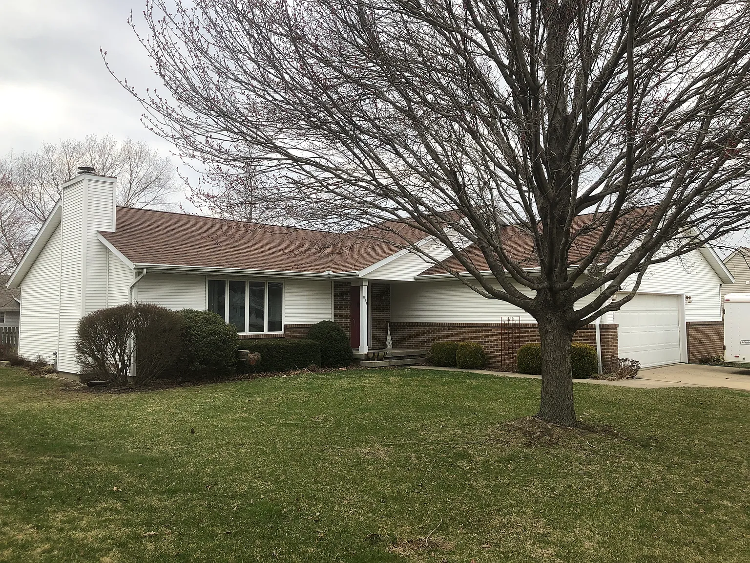 613 Laurel Dr photo 1