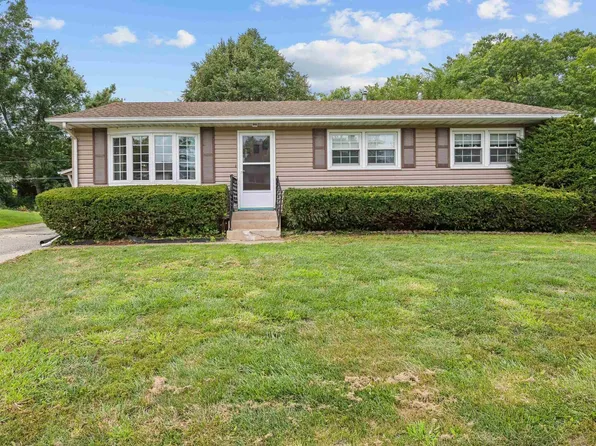 8010 8 1/2 St W, Rock Island, IL 61201